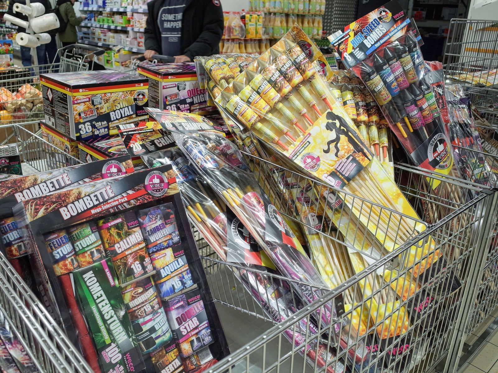 Material de pirotecnia a la venta en un comercio.