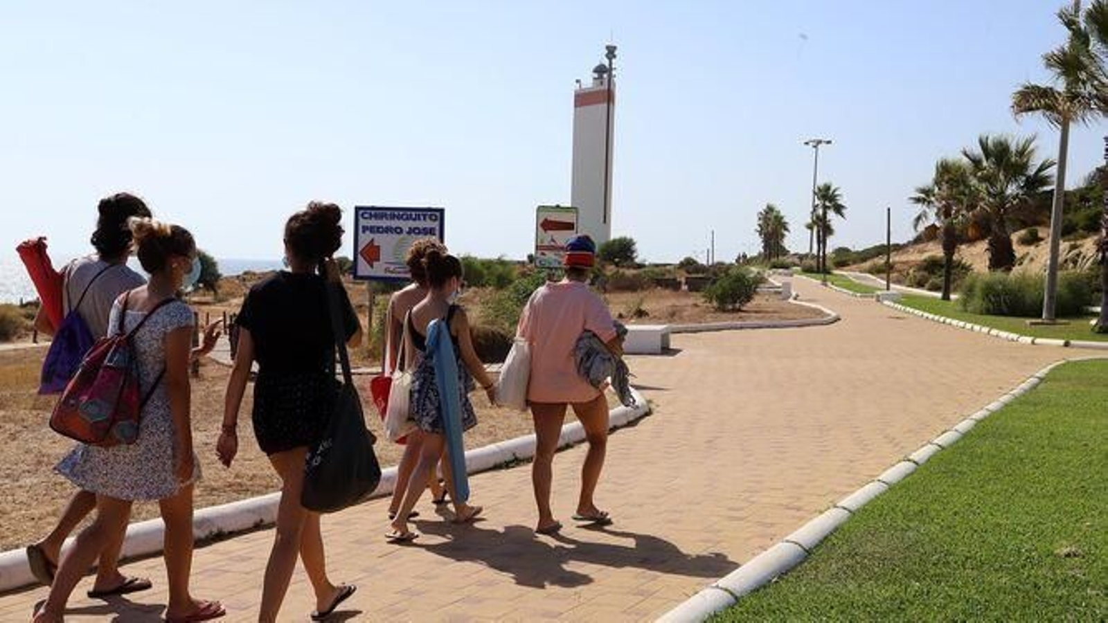 Un grupo de jóvenes se dirige a la playa en Matalascañas. Un grupo de jóvenes se dirige a la playa en Matalascañas.