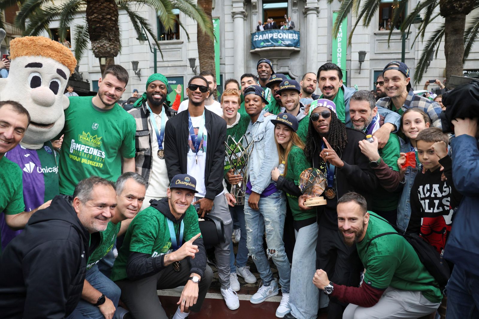 El Unicaja celebra en las calles de Málaga el título de la BCL