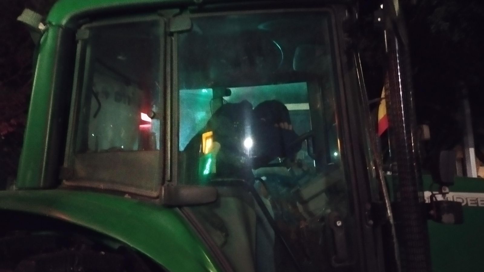 Un agricultor durmiendo en su tractor. Un agricultor durmiendo en su tractor.