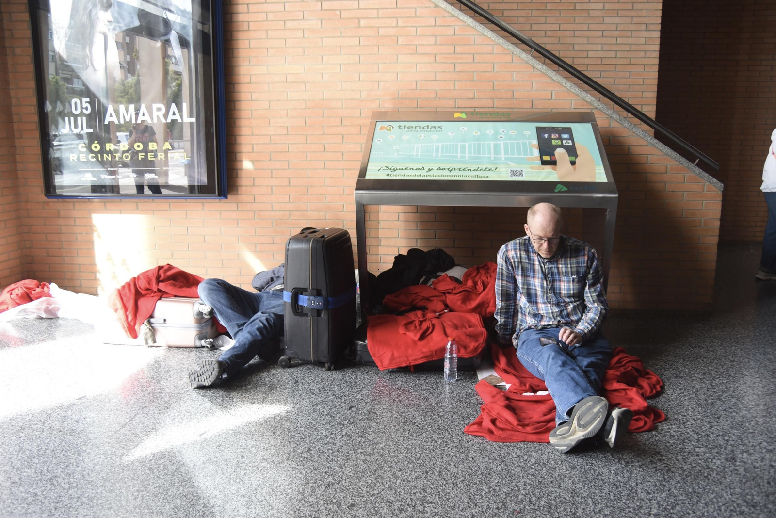 Las imágenes de la estación de trenes de Córdoba con cientos de personas atrapadas tras el apagón