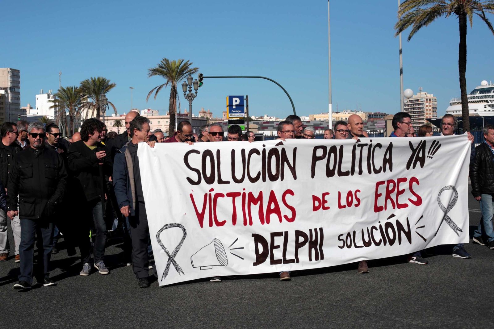 Cabecera de la manifestación de los ex Delphi esta mañana en Cádiz