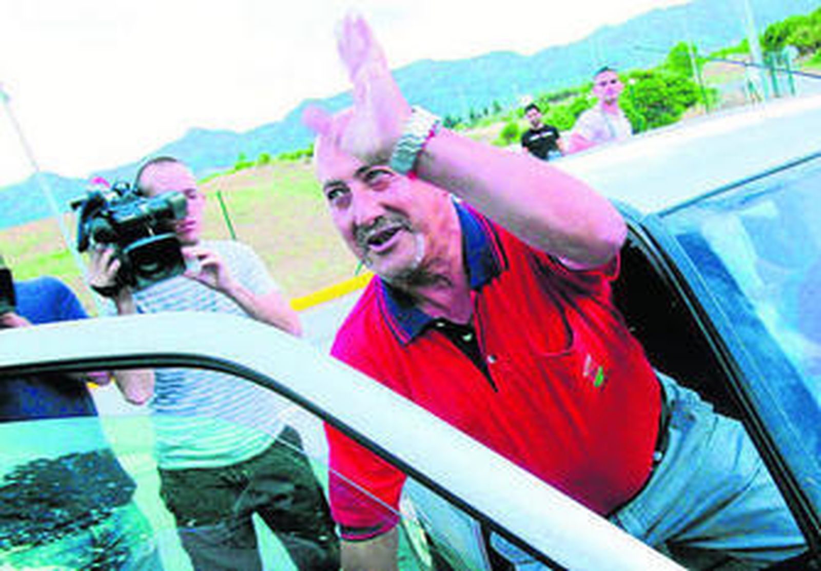 Martín Alba, saludando a sus simpatizantes tras su encarcelamiento.