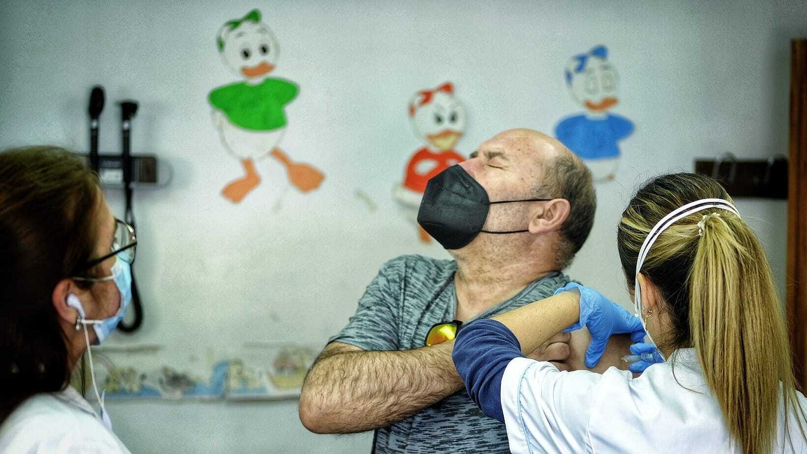 Uno de los primeros isleños del tramo de edad comprendido entre los 55 y 65 años en ser vacunado.