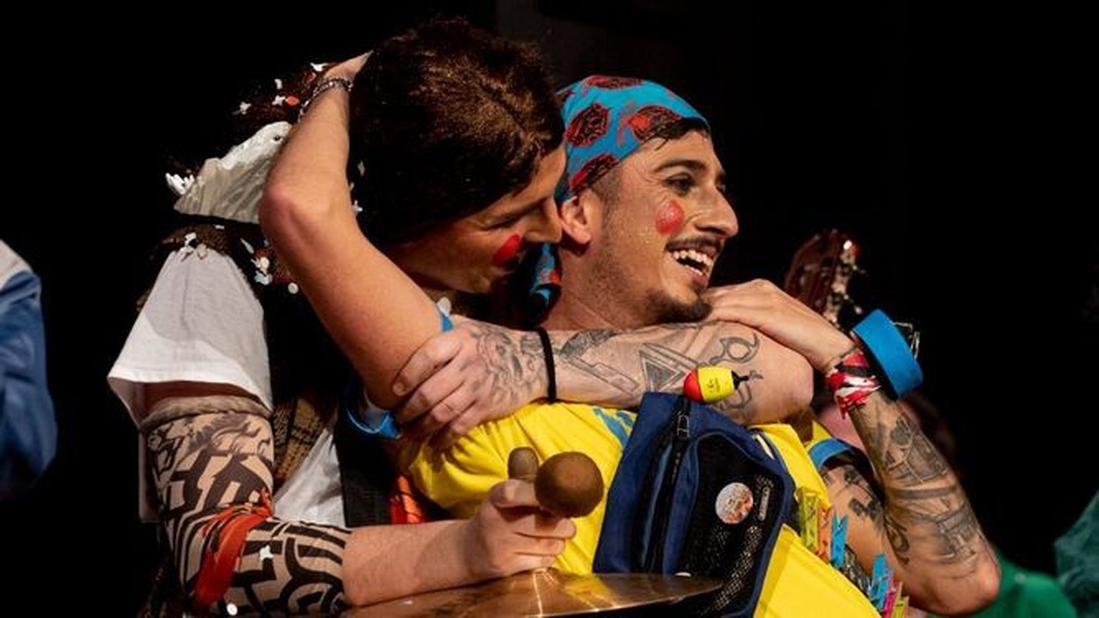 Melo, hijo de Carmelo de 'Los yesterday', se abraza con el bombo de la chirigota al terminar la actuación.