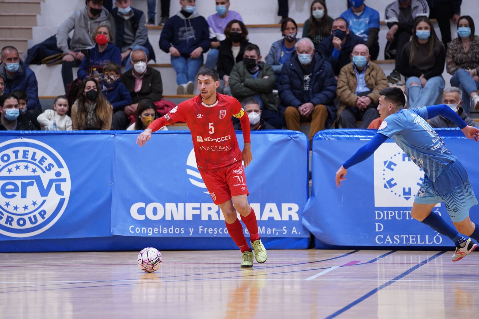 Miguel Conde controlando el esférico.