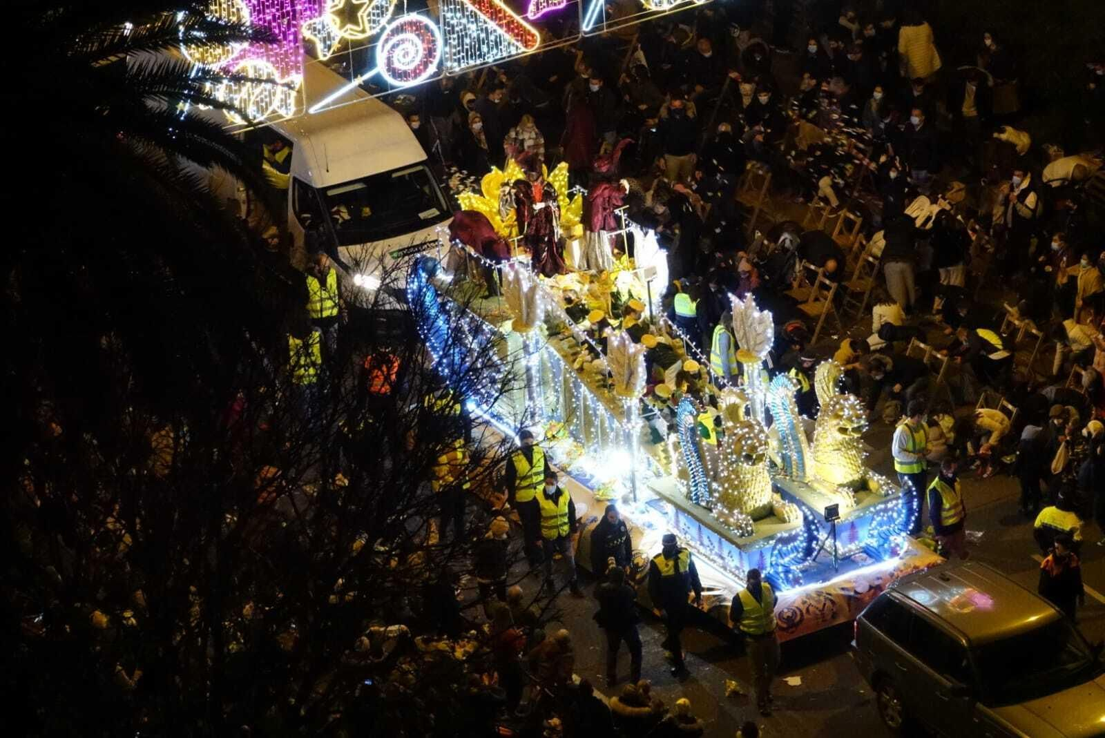 Una de las carrozas de la cabalgata por el Paseo del Parque.