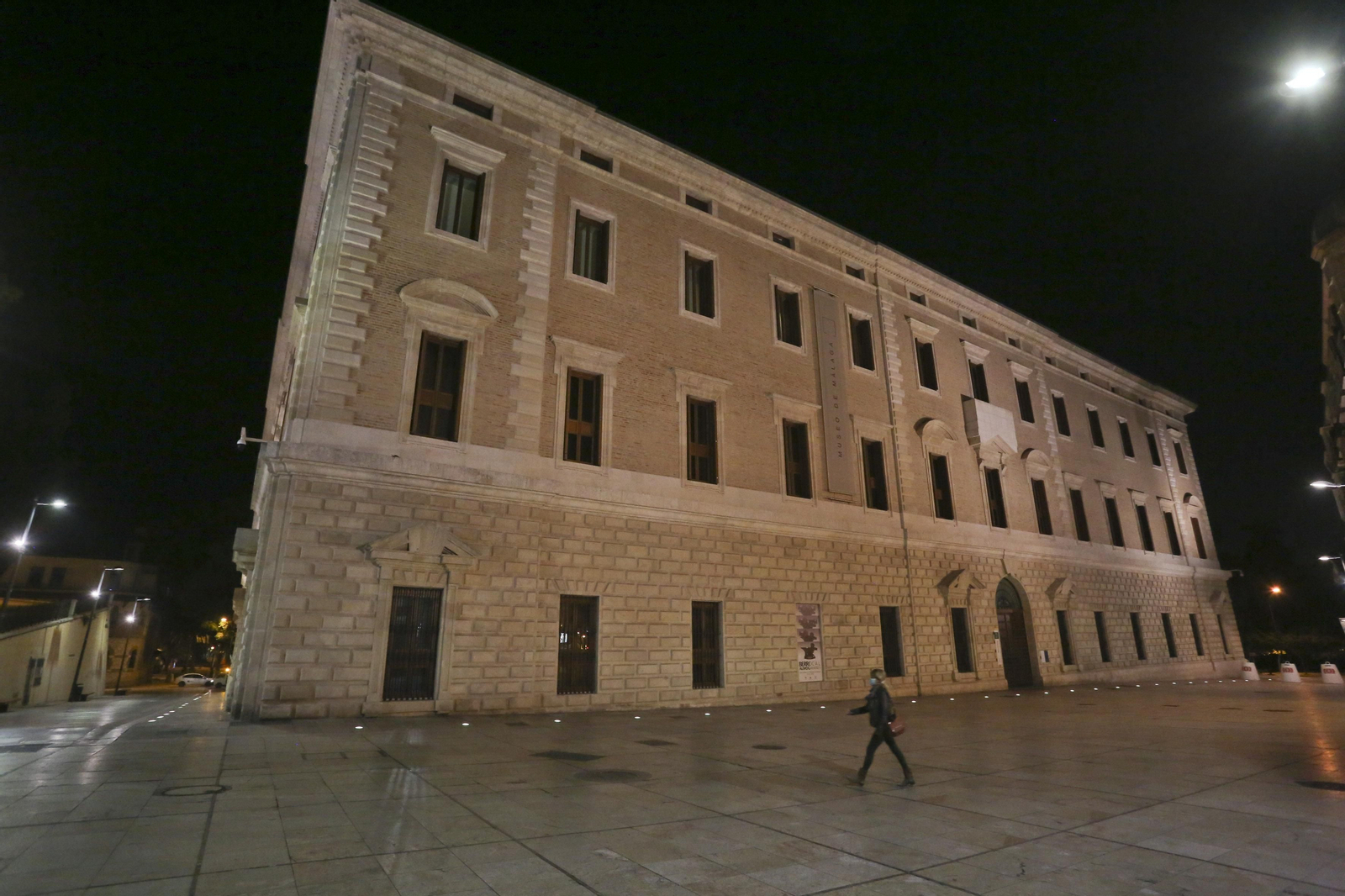 El coronavirus dibuja una noche desierta en el centro de Málaga, en fotos