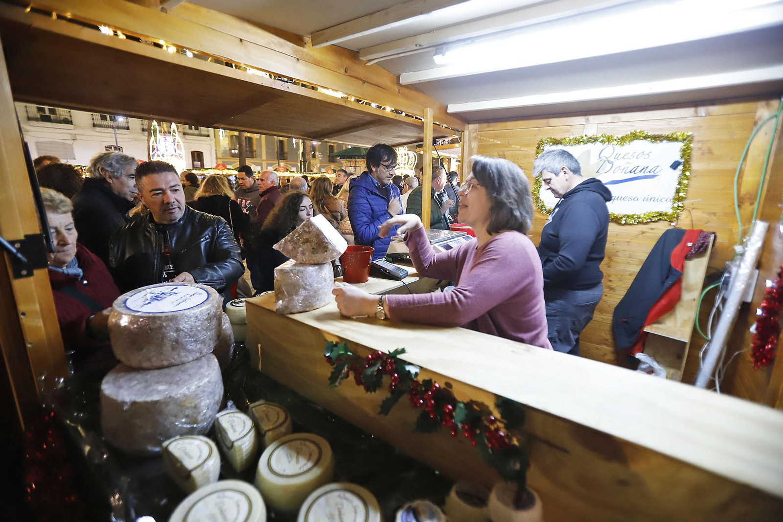 Imágenes del mercado navideño de la Plaza de las Monjas