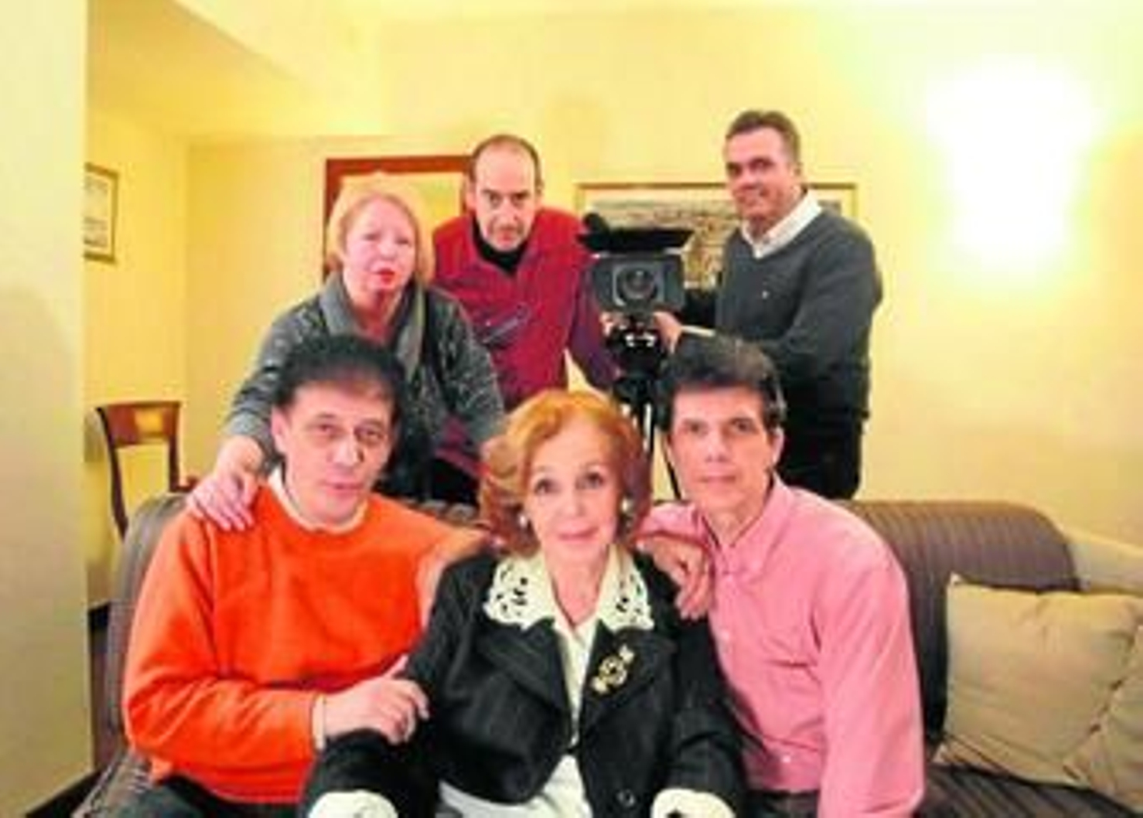 1. María José Alfonso, entre los hermanos Lagares. Tras ellos, Isabel Vilallonga, directora de producción; a su derecha, Joan Baniloni, director de fotografía, y Manuel García Félix, alcalde de la Palma del Condado. 2. María José Alfonso, con el hijo de Alfredo Landa y el cartel del estreno La niña ya no está de luto. 3. La actriz María José Alfonso, en escena 4. Manuel Summers, grabando en la Palma del Condado.