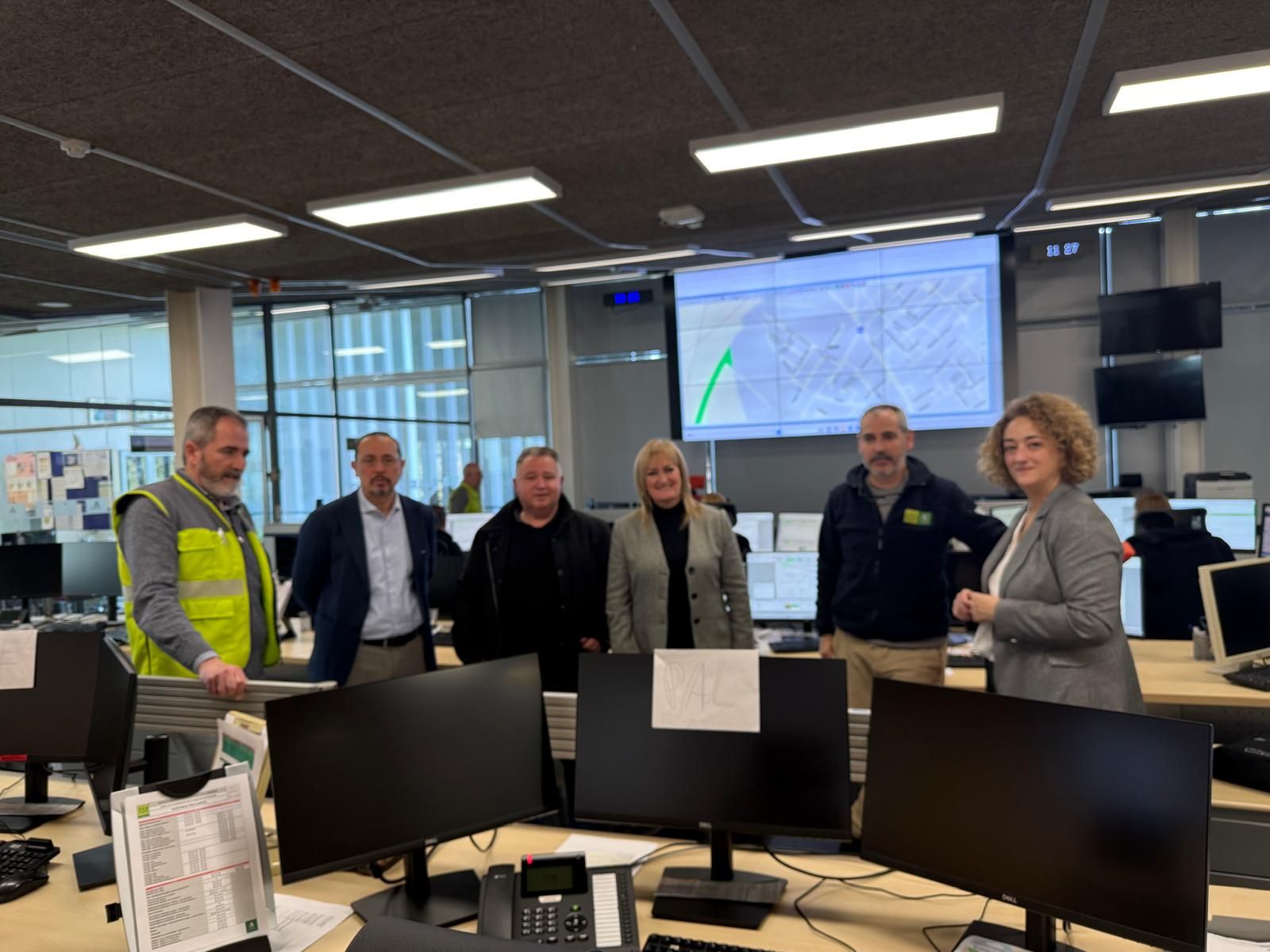 Imagen de la visita de los parlamentarios del PP por Granada al centro de gestión del 112