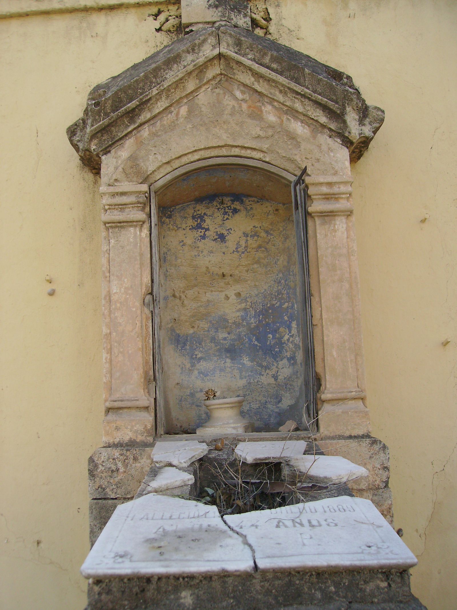 Tumba profanada en el Cementerio Británico
