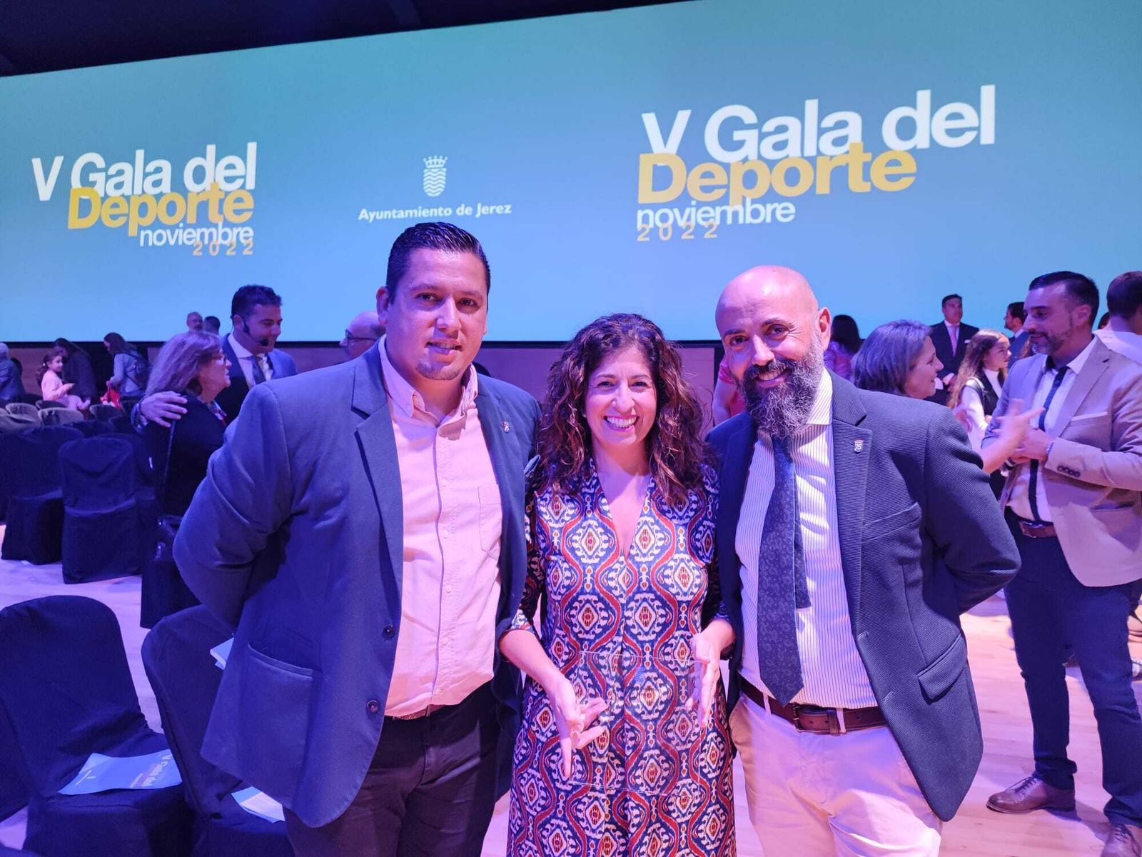 Jarge Garrido, Vanesa Calvo y Juan Luis Gil posan con el trofeo a la Trayectoria Deportiva.