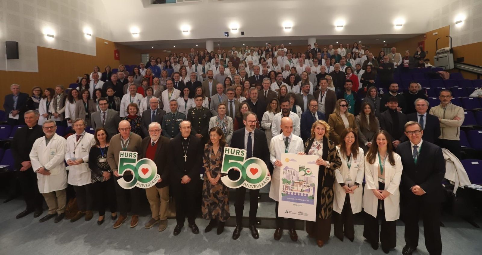 Foto de familia de representantes institucionales y profesionales que han asistido a la presentación del programa.