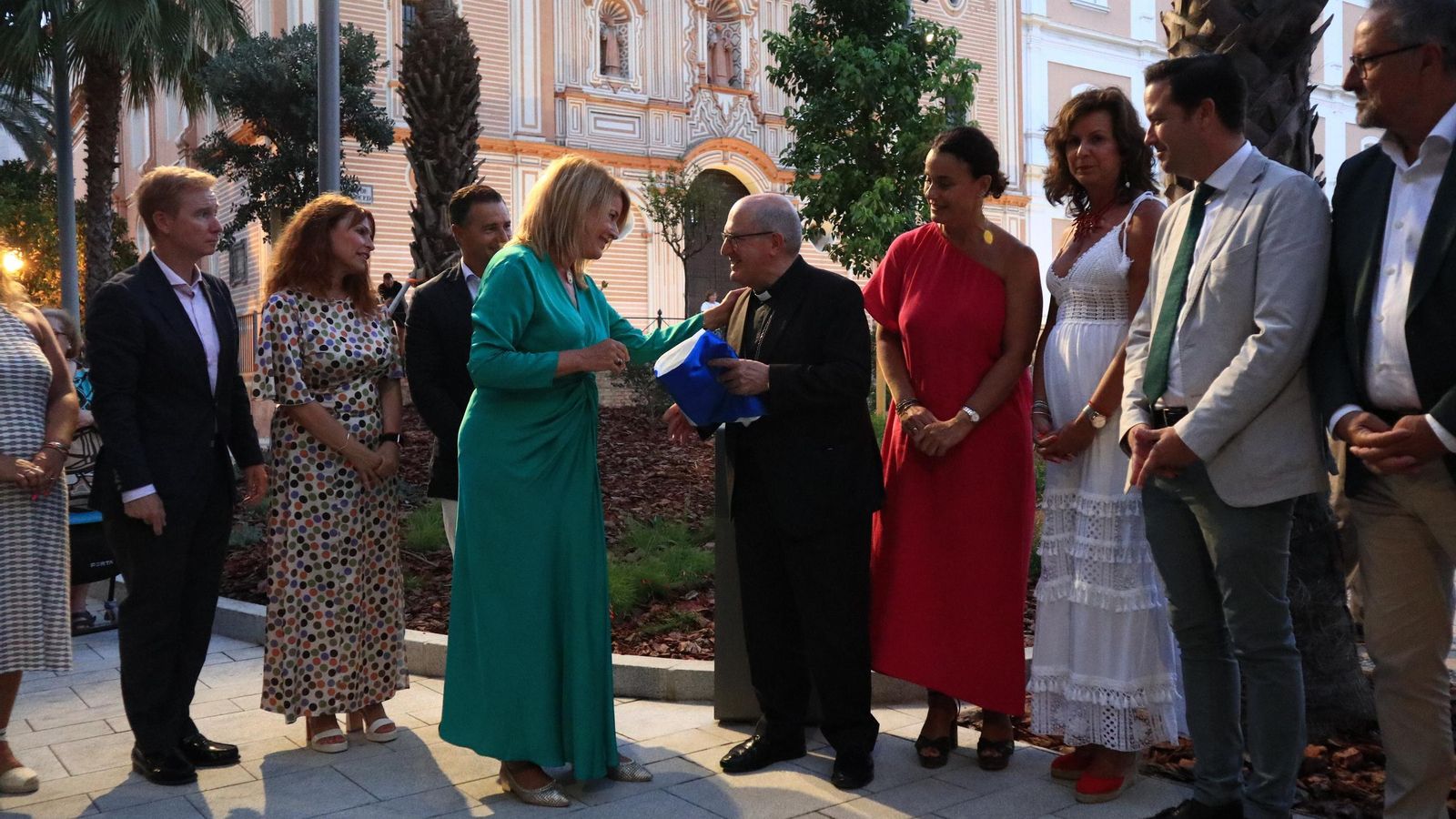 Pilar Miranda y  Santiago Gomez Sierra junto rodeado de representantes institucionales en la inauguración de la plaza.
