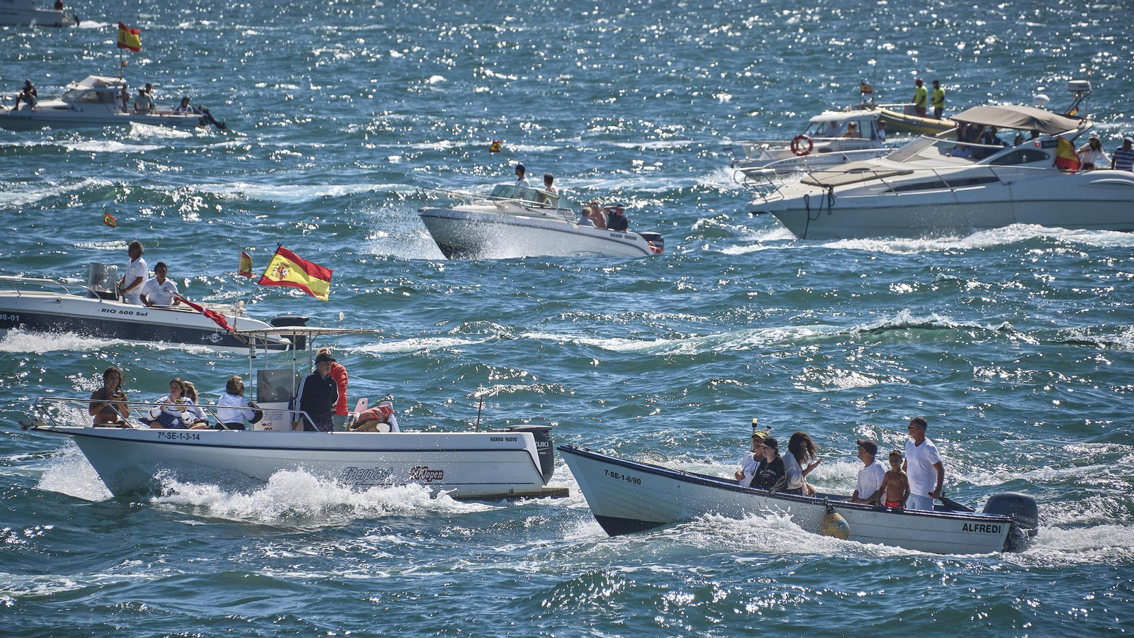 Parada naval y aérea en homenaje a Elcano en aguas de Sanlúcar. Parada naval y aérea en homenaje a Elcano en aguas de Sanlúcar.