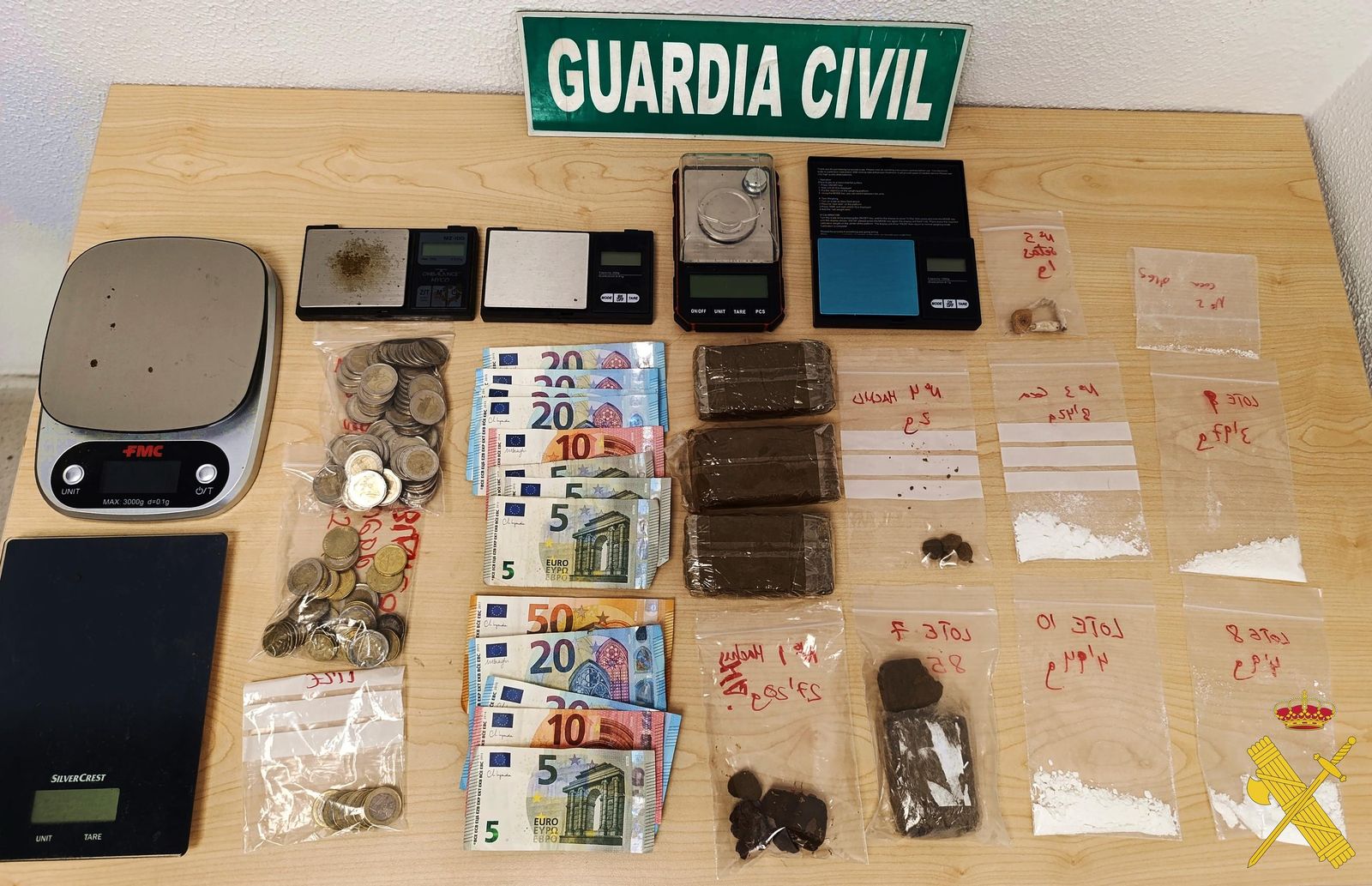 Droga y objetos intervenidos por la Guardia Civil.