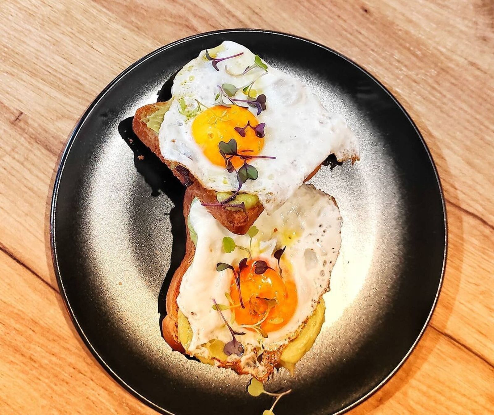 En The Club preparan unos huevos a la plancha sobre tostadas crujientes para chuparse los dedos