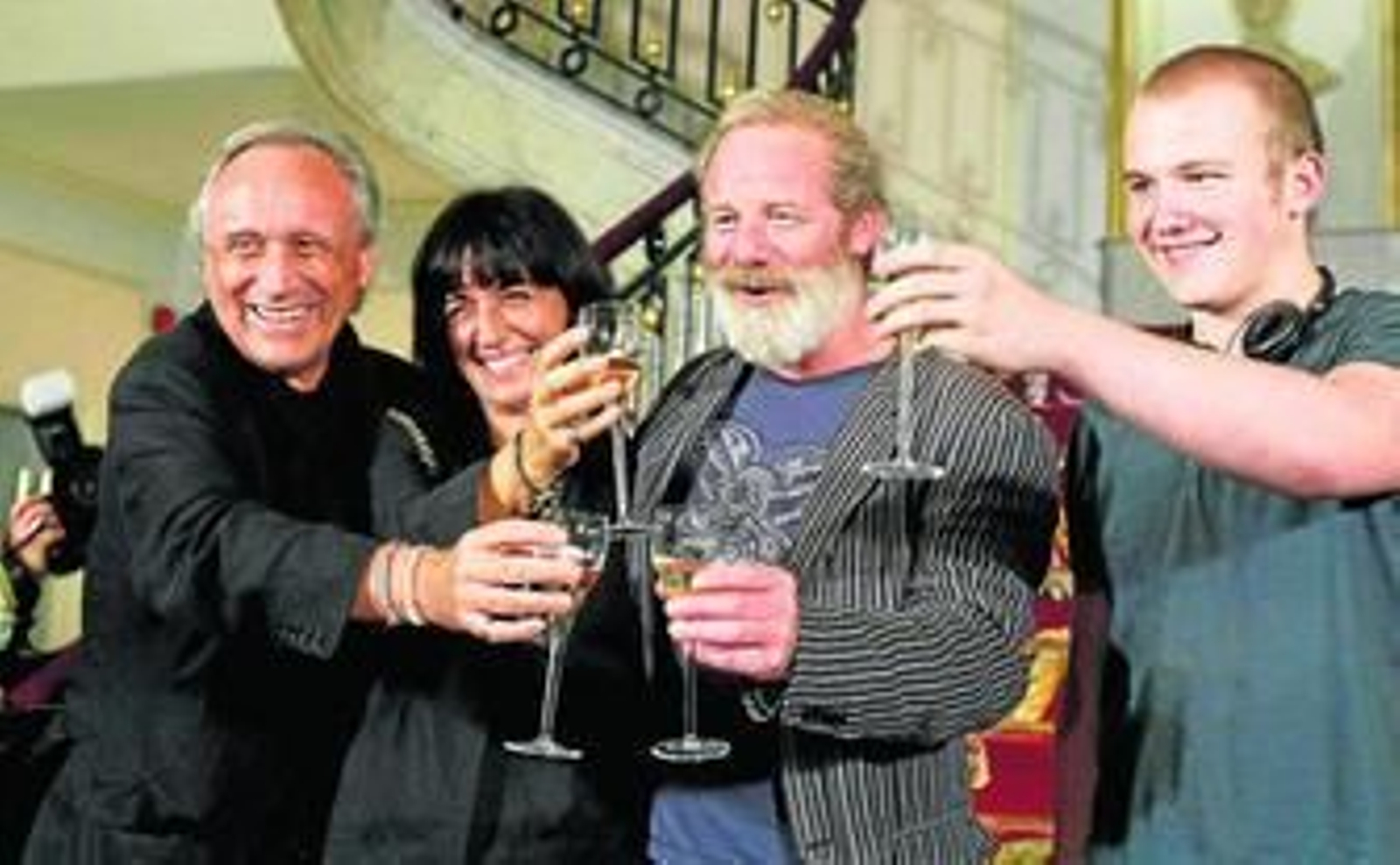Los españoles Jordi Cadena y Judith Colell, el director Peter Mullan y el actor Connor McCarron celebran su triunfo.