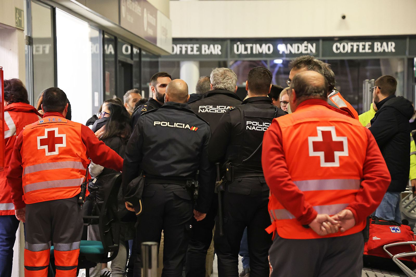 Las Fotografías del dispositivo de urgencia en la estación de Huelva para los afectados por el tren accidentado