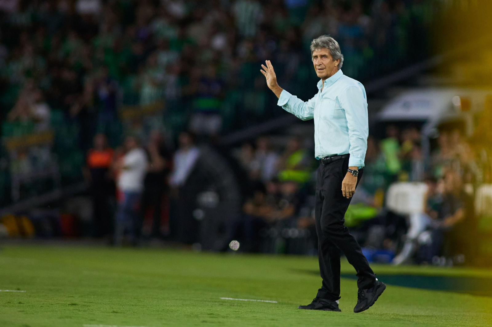 Pellegrini saluda a la afición tras corear su nombre en un partido de esta temporada.