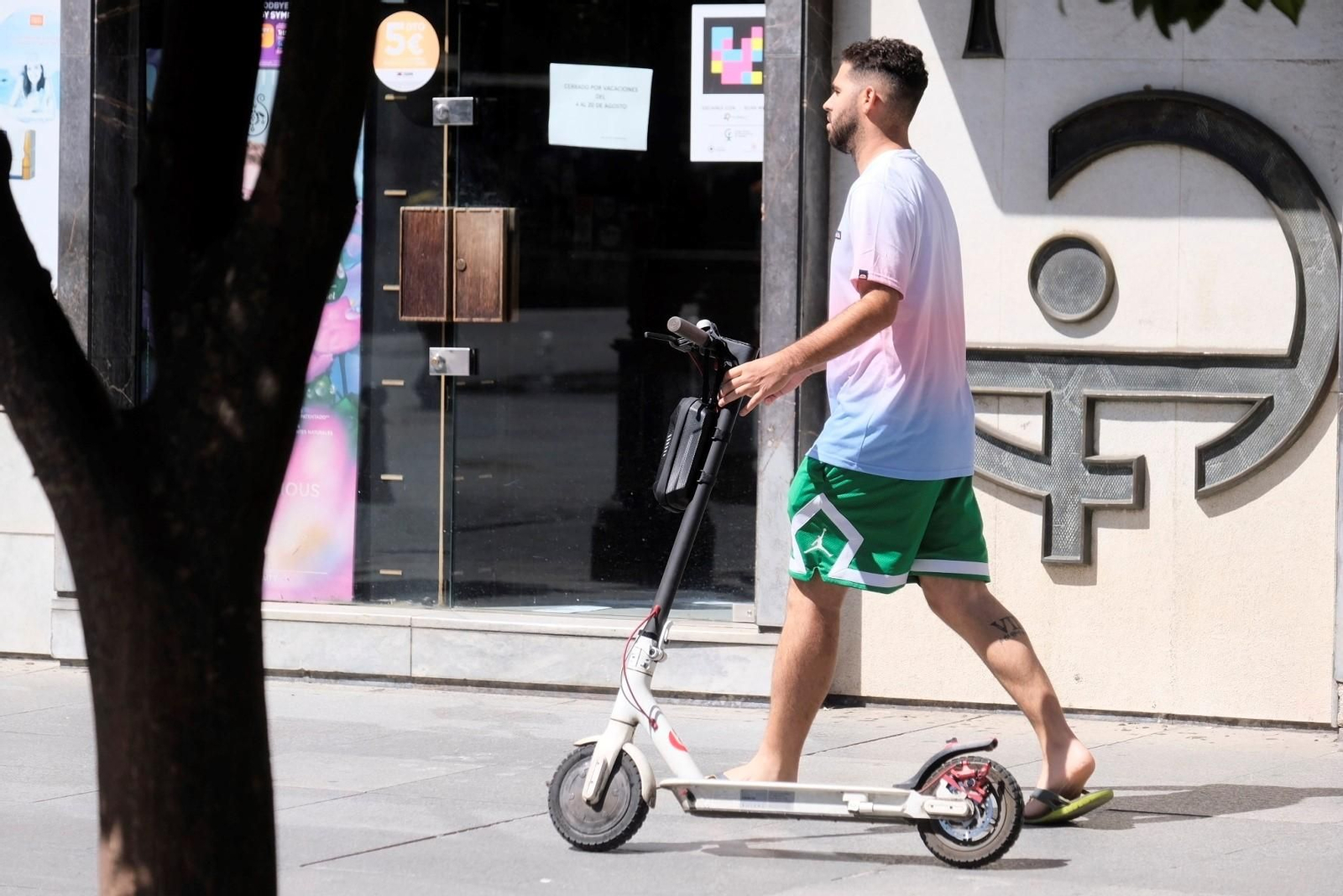 Un joven en un patinete eléctrico.
