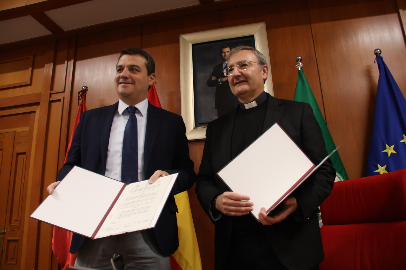 Bellido y Nieva muestran el convenio.