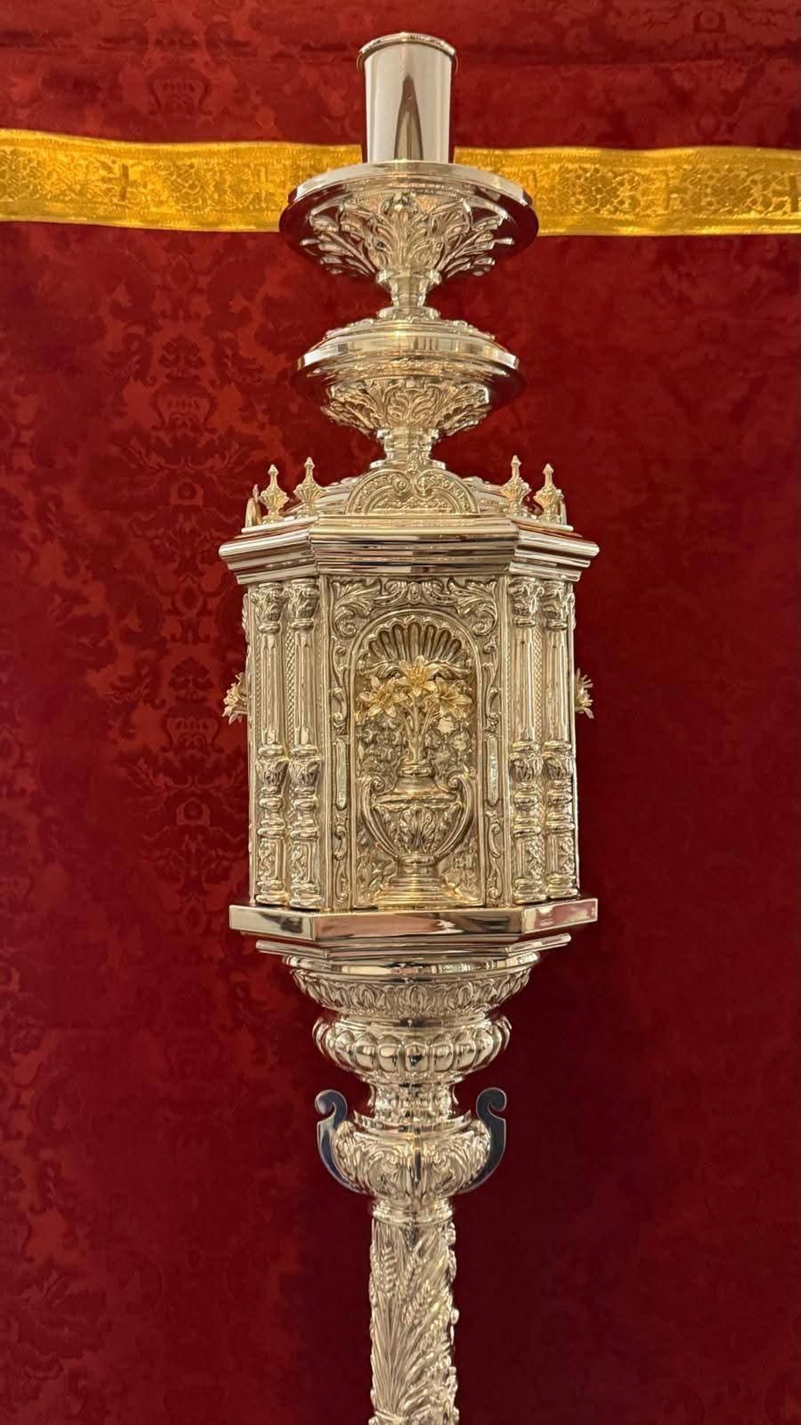 Ciriales para el servicio de paso de Caridad y Consolación.