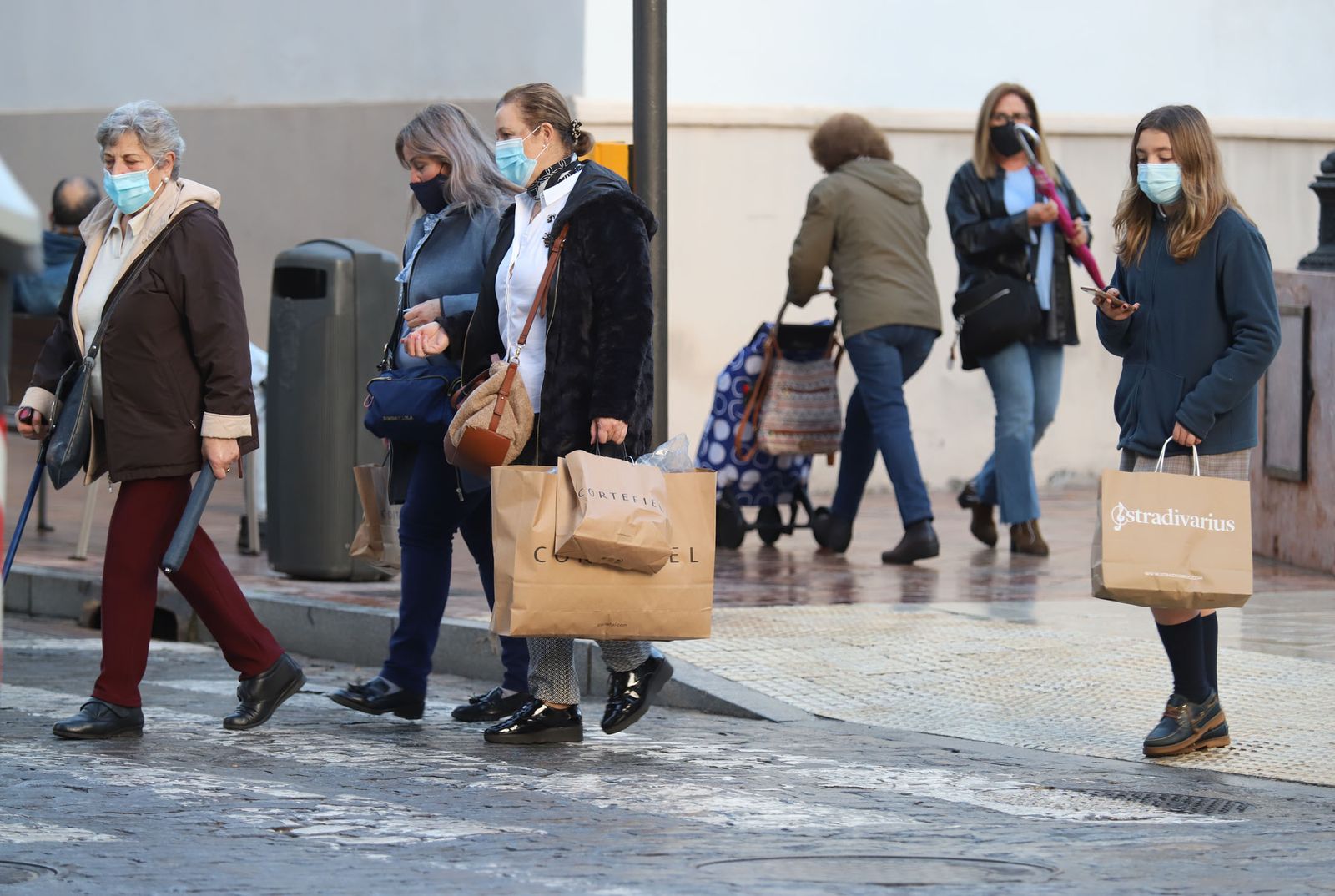 Ambiente en el centro de la capital onubense durante la jornada de ayer.