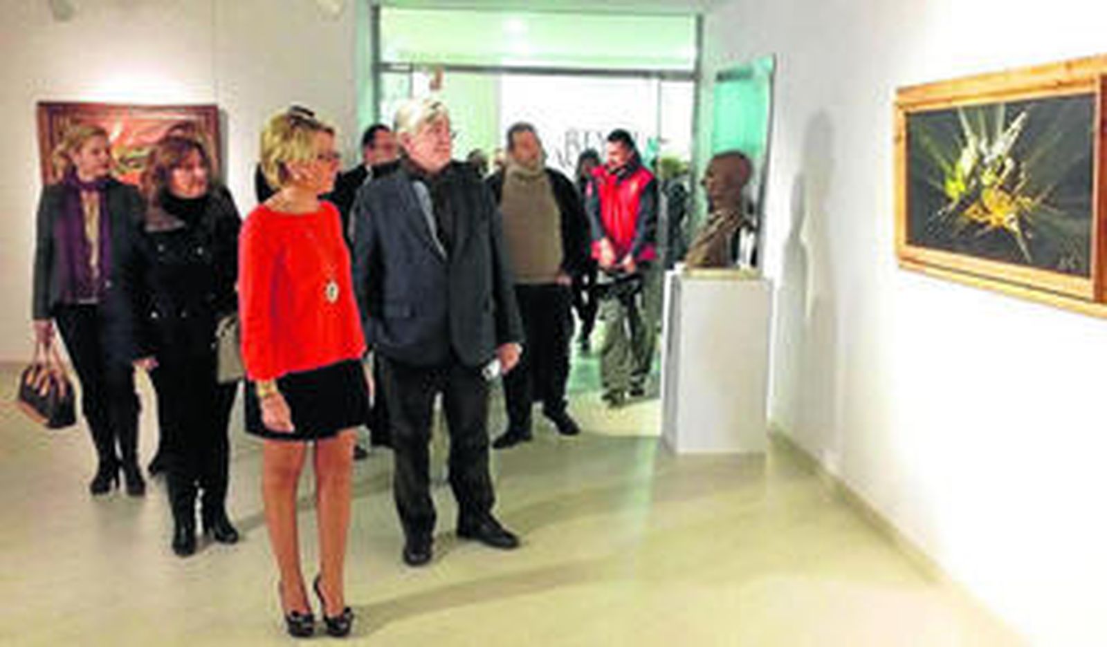 La teniente de alcalde, Eloisa Cabrera, contemplando la obra de Viola, acompañada de Fernando Fernán Gómez.