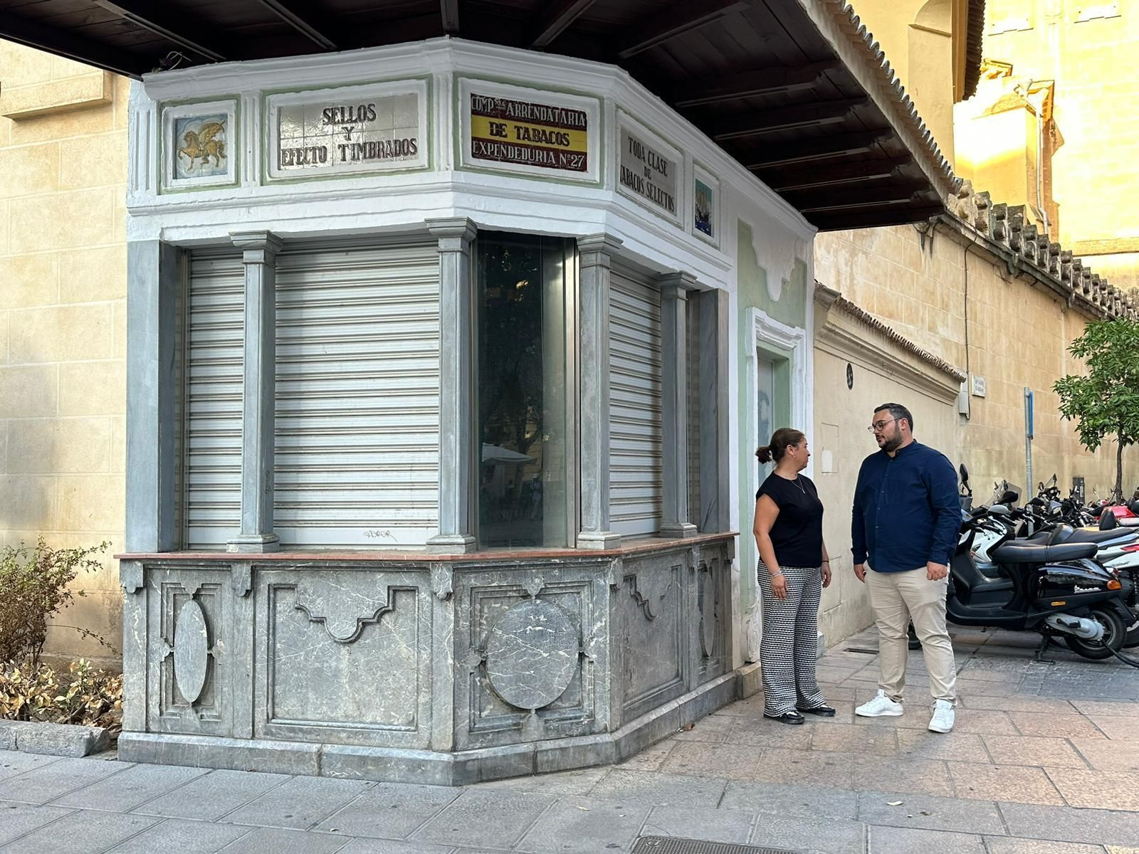 Representantes de Hacemos Córdoba en el punto turístico del bulevar del Gran Capitán.