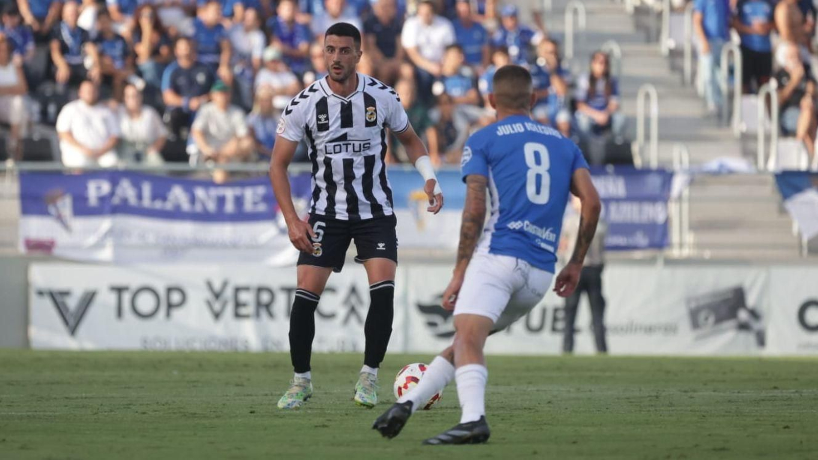 Carlos Cano conduce el balón durante el Balona-San Fernando del pasado domingo