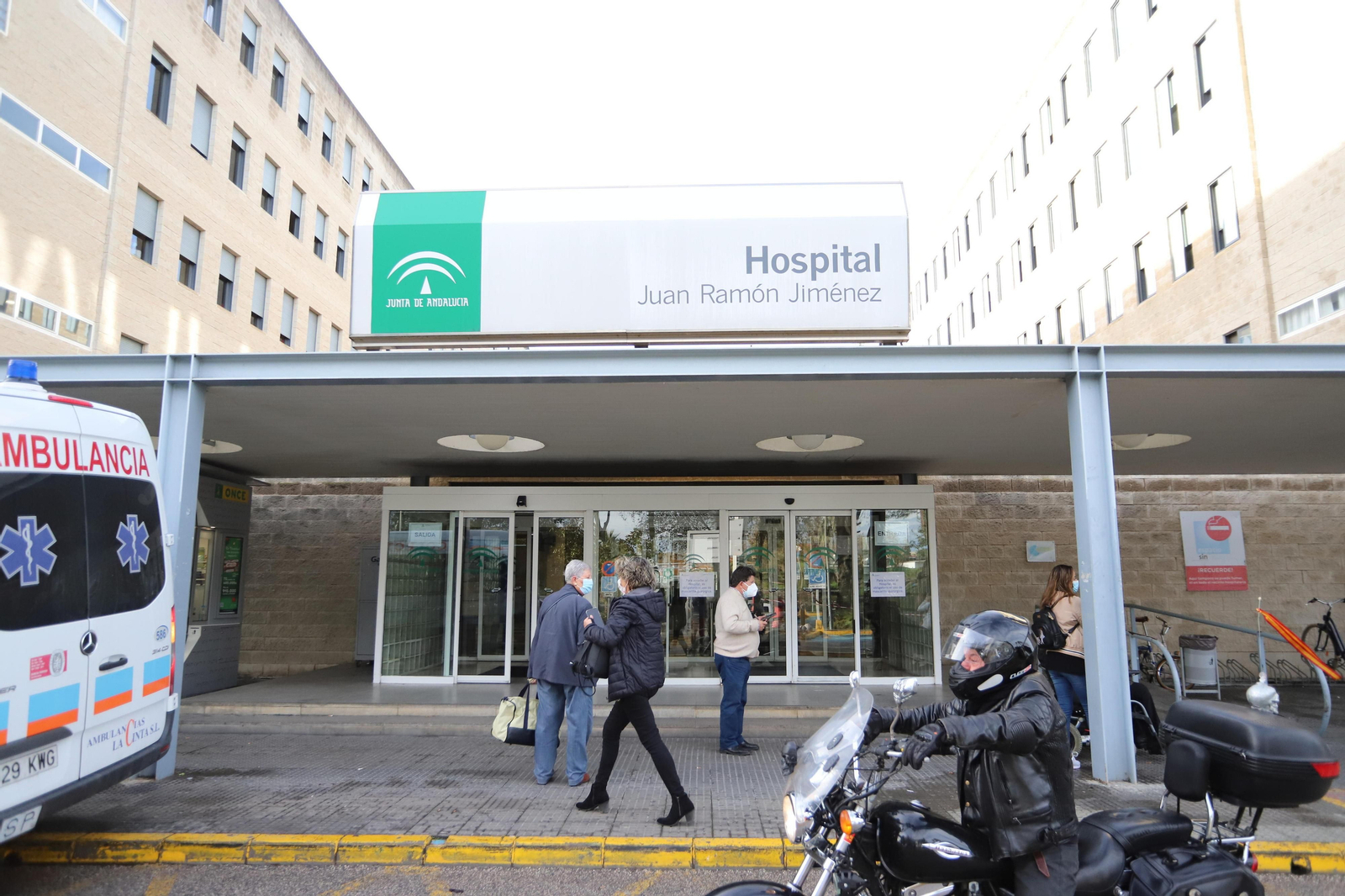 Trasiego de personas en el acceso principal del hospital universitario Juan Ramón Jiménez, en la capital onubense.