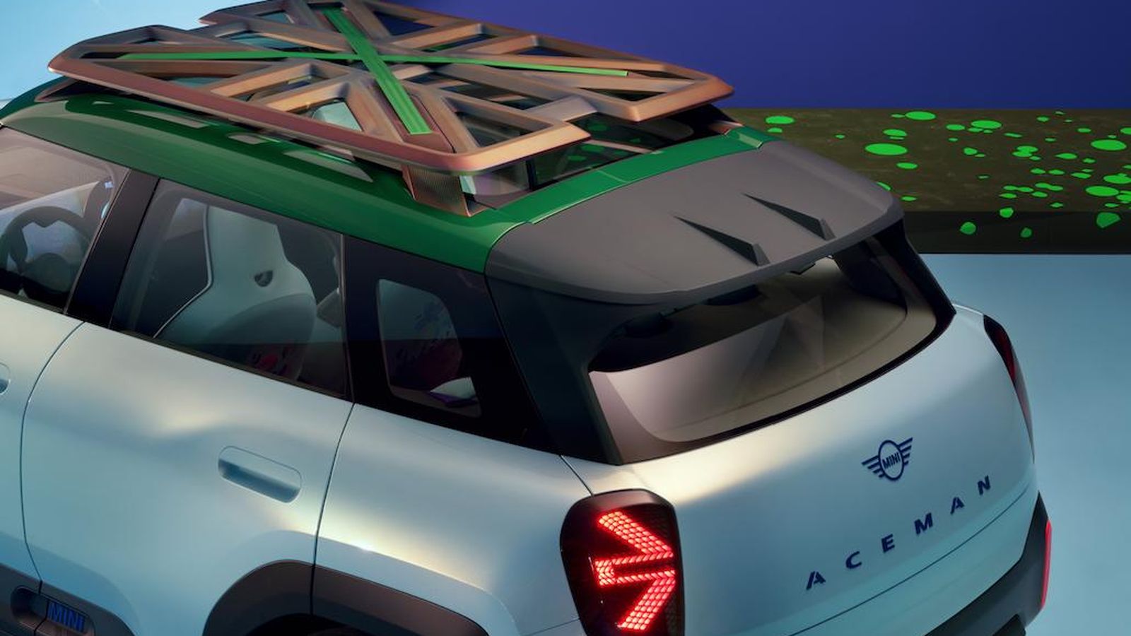 La bandera del Reino Unido, la Union Jack, aparece como motivo de diseño de diferentes elementos, incluido el portaequipaje.