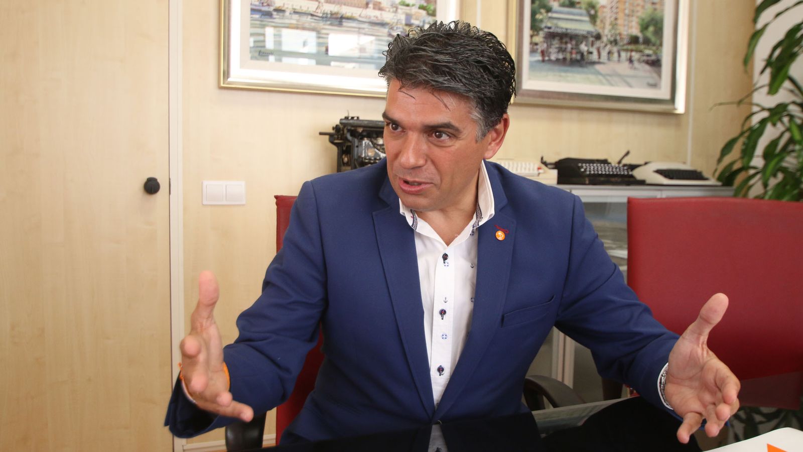 Miguel Cazorla en la redacción de Diario de Almería