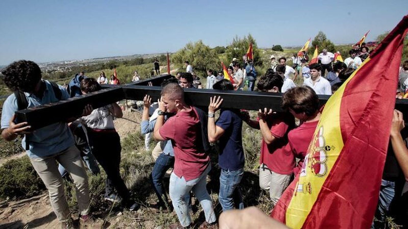 El traslado de la cruz de hierro hasta el promontorio de la Sierra.