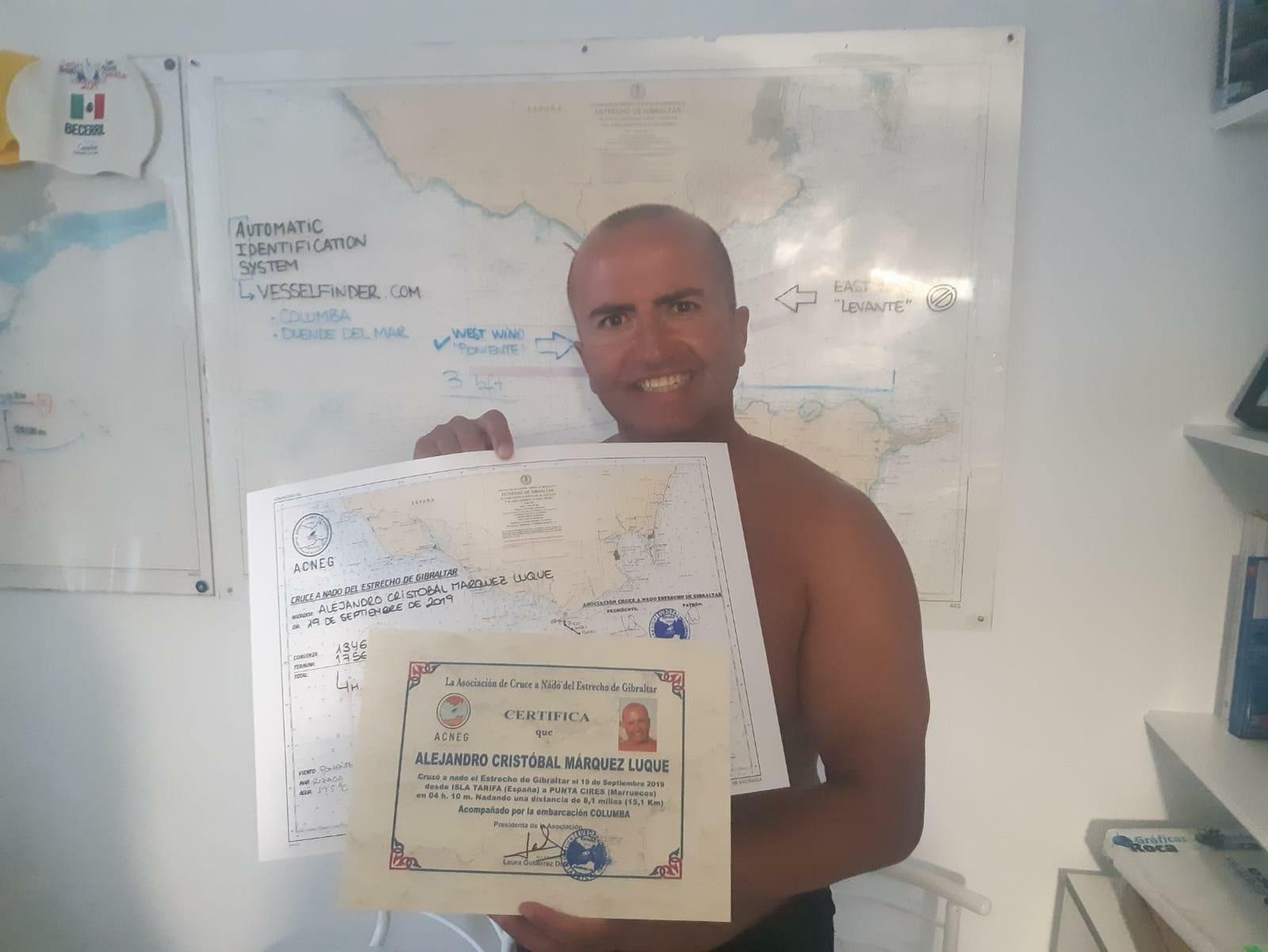 Las fotos de Cristóbal Márquez, bombero que cruzó a nado el Estrecho