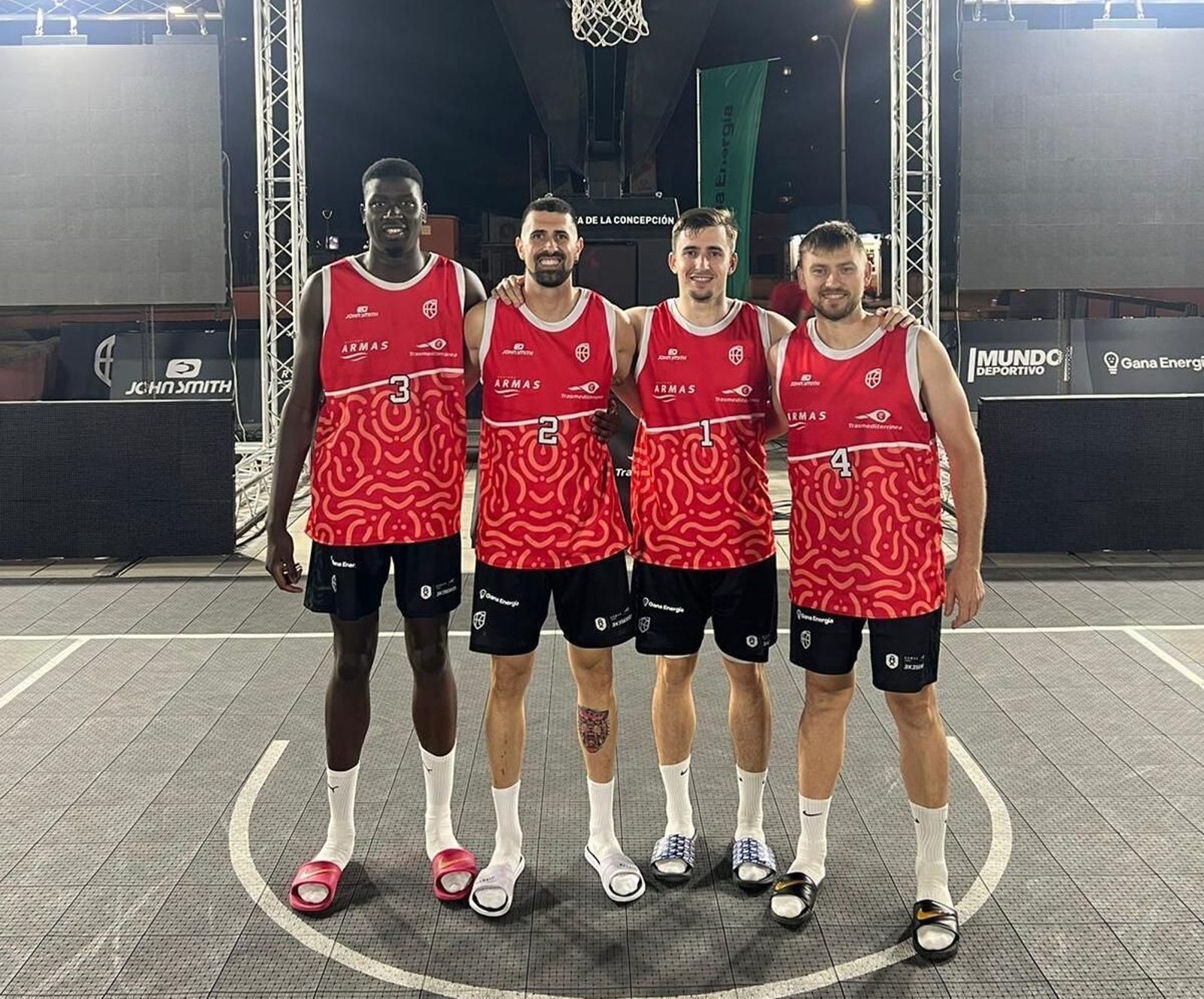 Los jugadores del conjunto mojonero posan en la pista durante la competición.