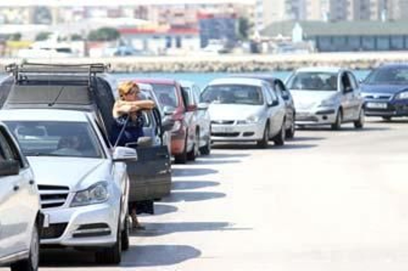 Largas colas para acceder al Peñón en el inicio del fin de semana