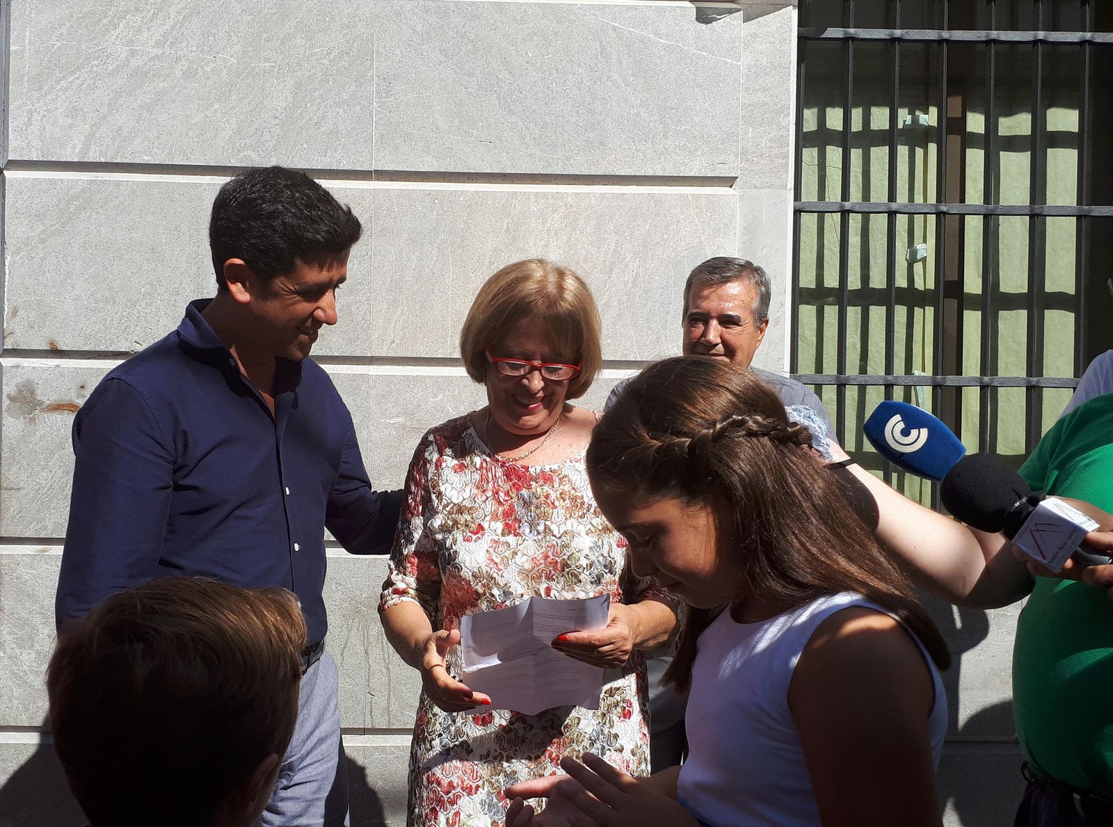 El alcalde con una hija de Paco.