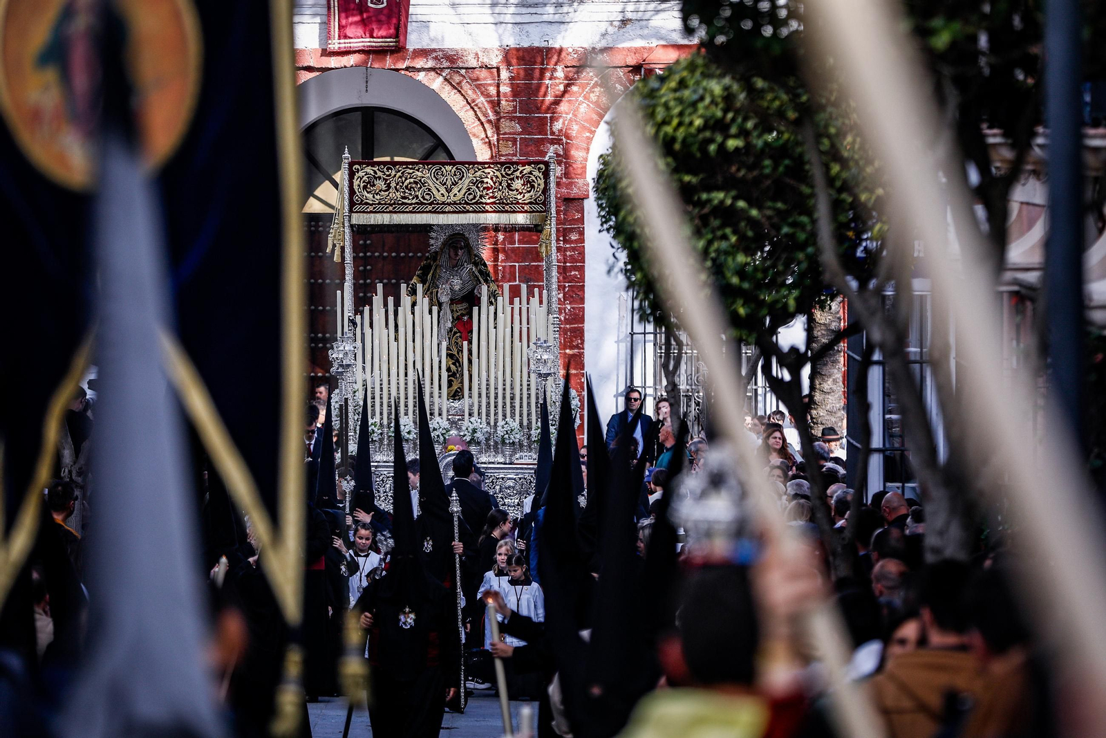 Imágenes de la salida de Desamparados en la Semana Santa de San Fernando 2025