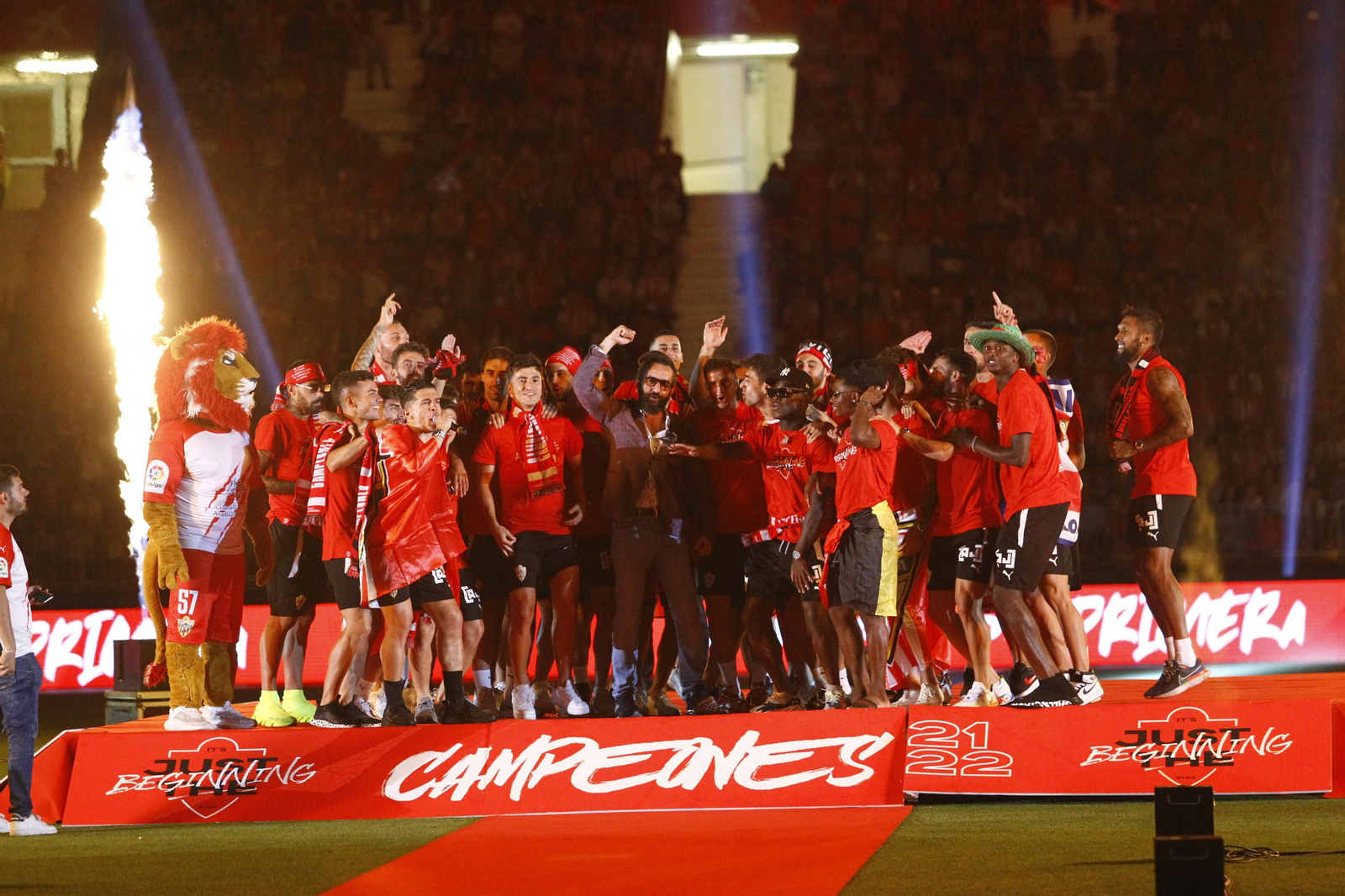 Las imágenes de la fiesta del ascenso de la U.D. Almería en el Estadio Mediterráneo.