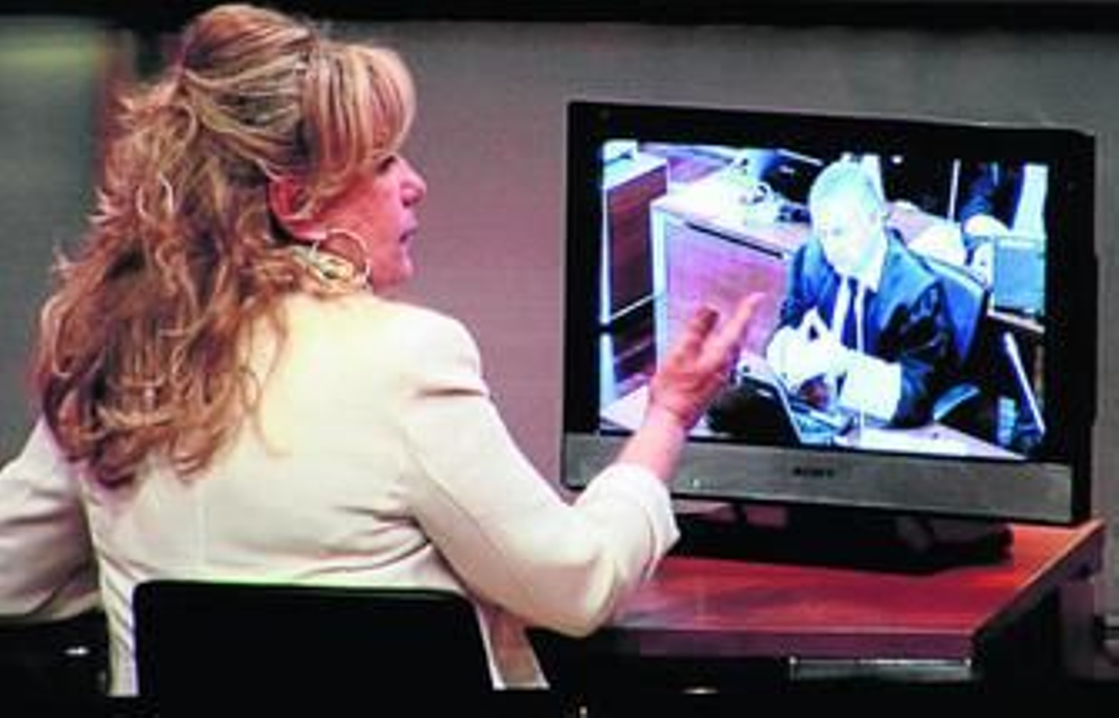 Marisol Yagüe, ayer, dando explicaciones al fiscal Anticorrupción, cuya imagen aparece en la pantalla de un monitor.