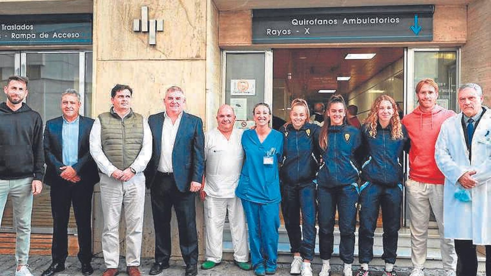 Los representantes del Cádiz posaron con varios trabajadores de San Rafael Los representantes del Cádiz posaron con varios trabajadores de San Rafael