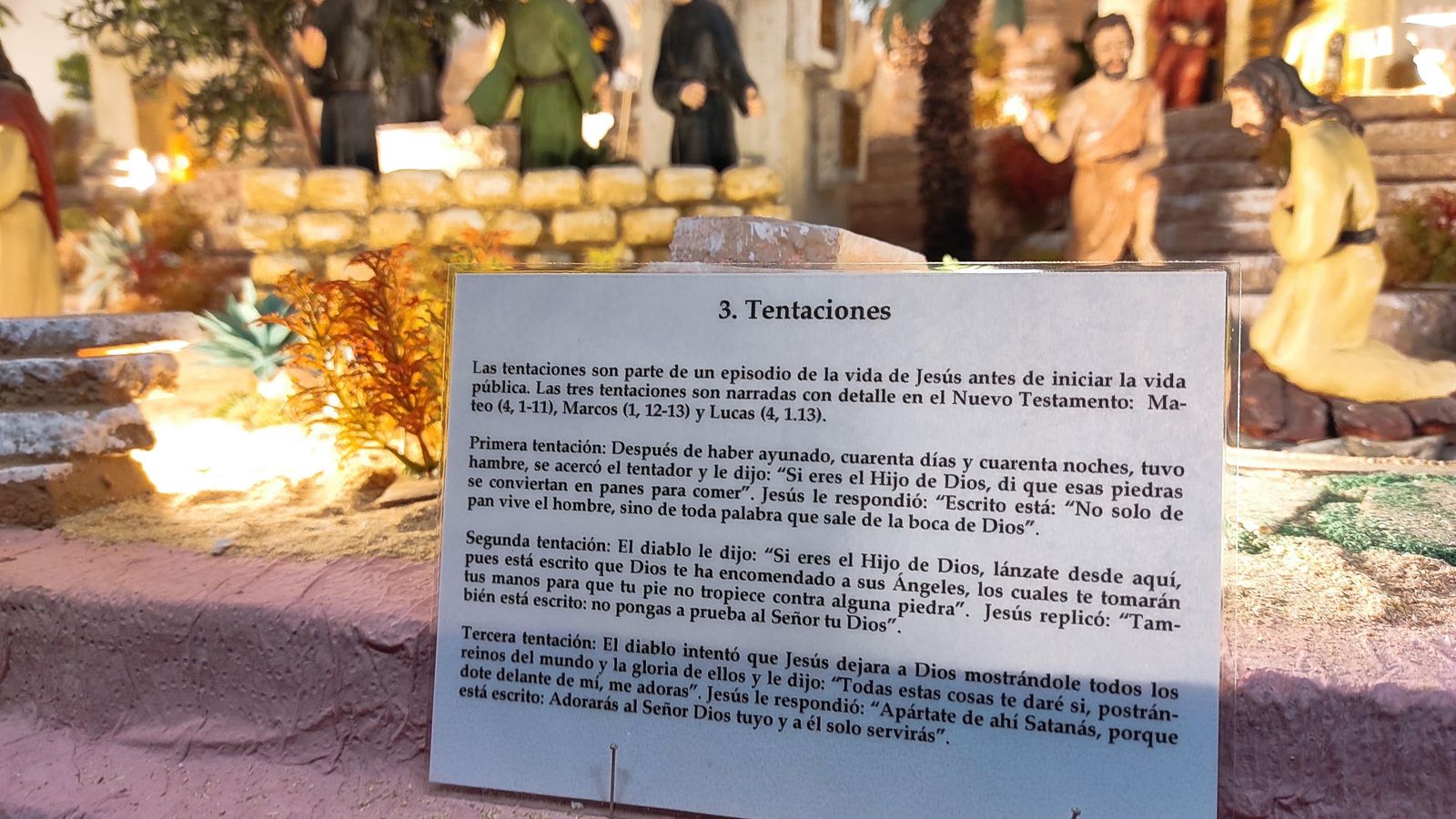 La muestra está explicada en diversas cartelas que relatan la vida pública y la Pasión de Jesucristo.