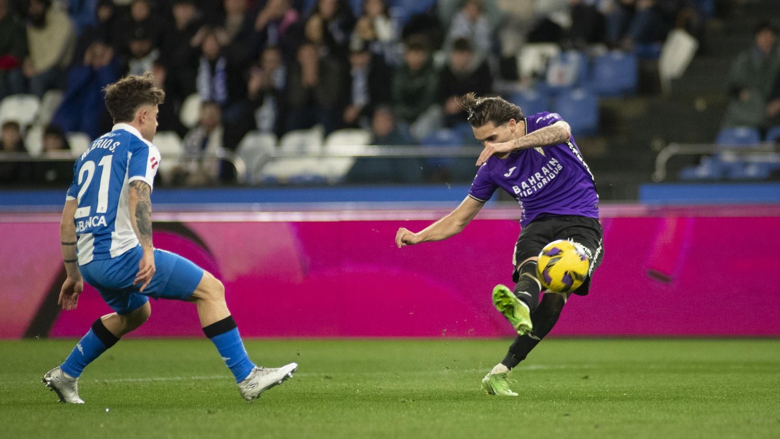 Álex Sala dispara a portería en el primer tiempo del Deportivo - Córdoba CF.