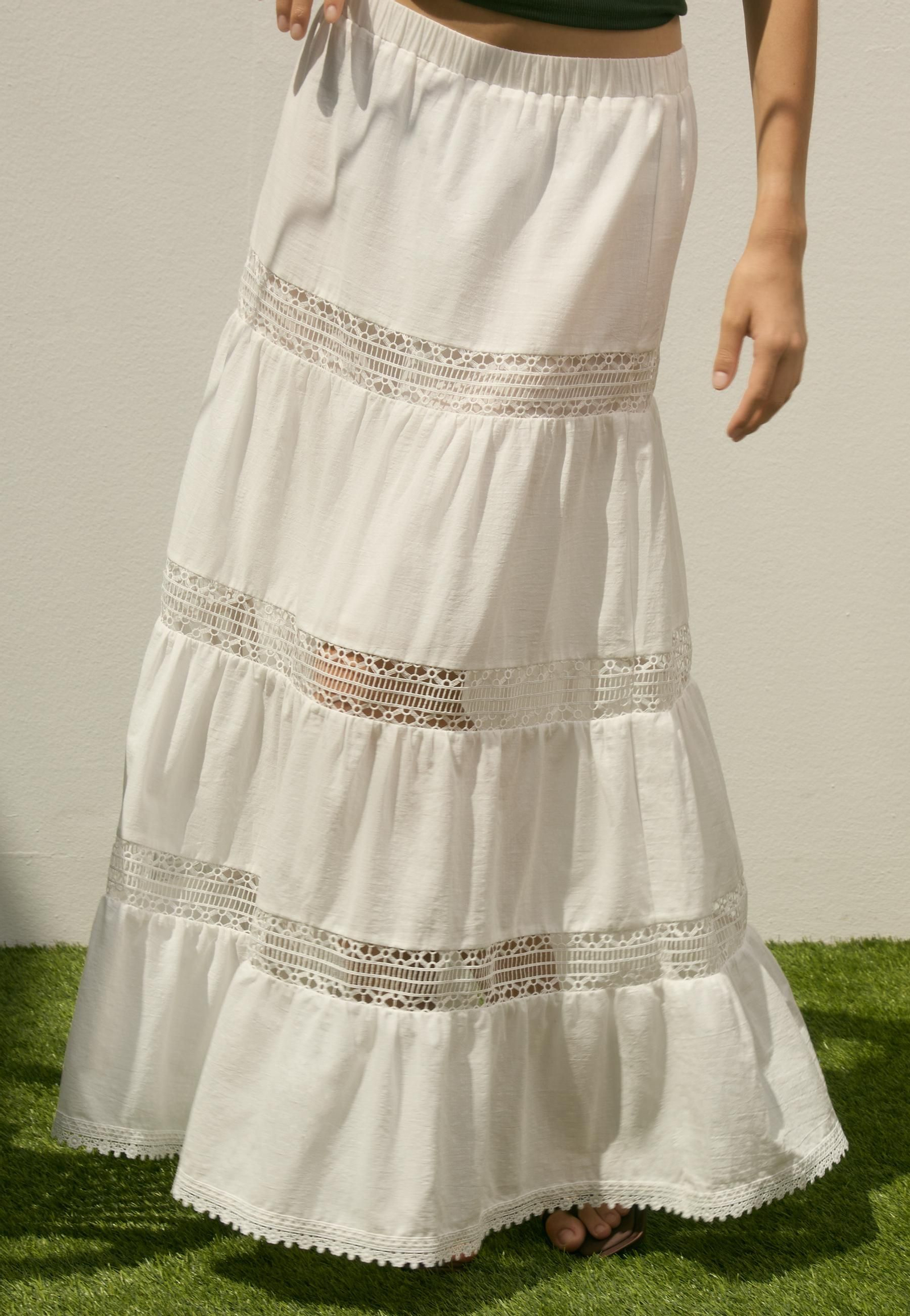 Falda larga de Stradivarius.