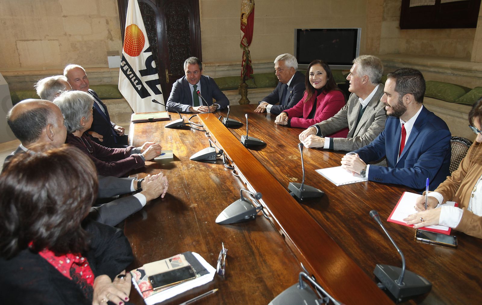 El alcalde preside la presentación del consejo asesor que diseñará el programa de actividades.
