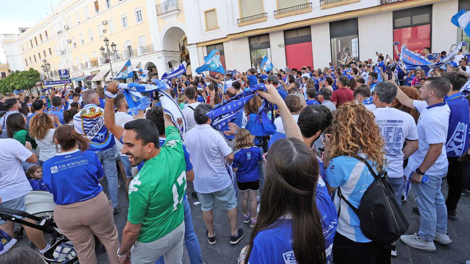 Baño de masas del Xerez CD en Jerez por su ascenso