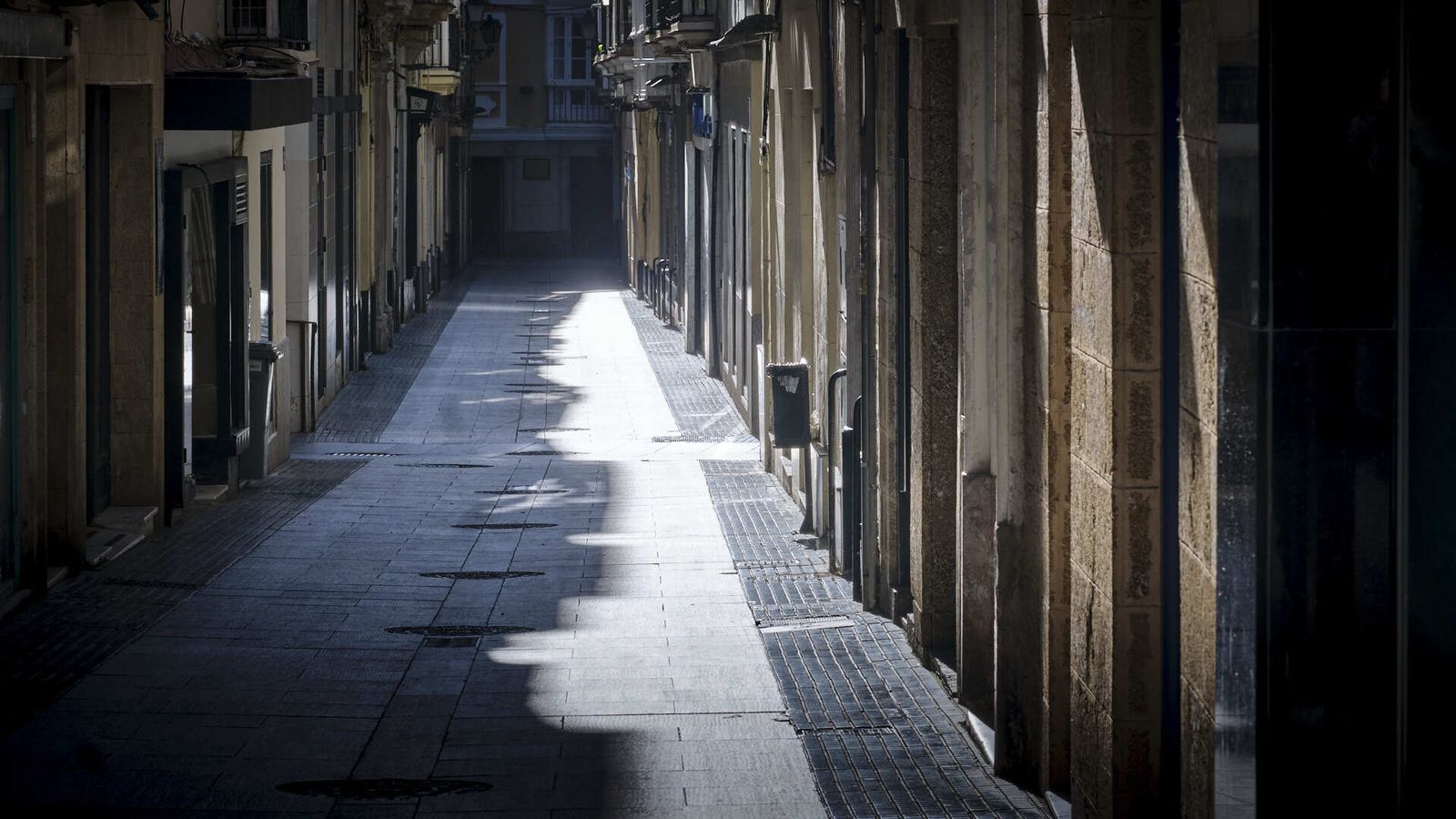 Aspecto de la calle José del Toro, en la capital gaditana, a las doce de la mañana durante la primera semana de confinamiento.